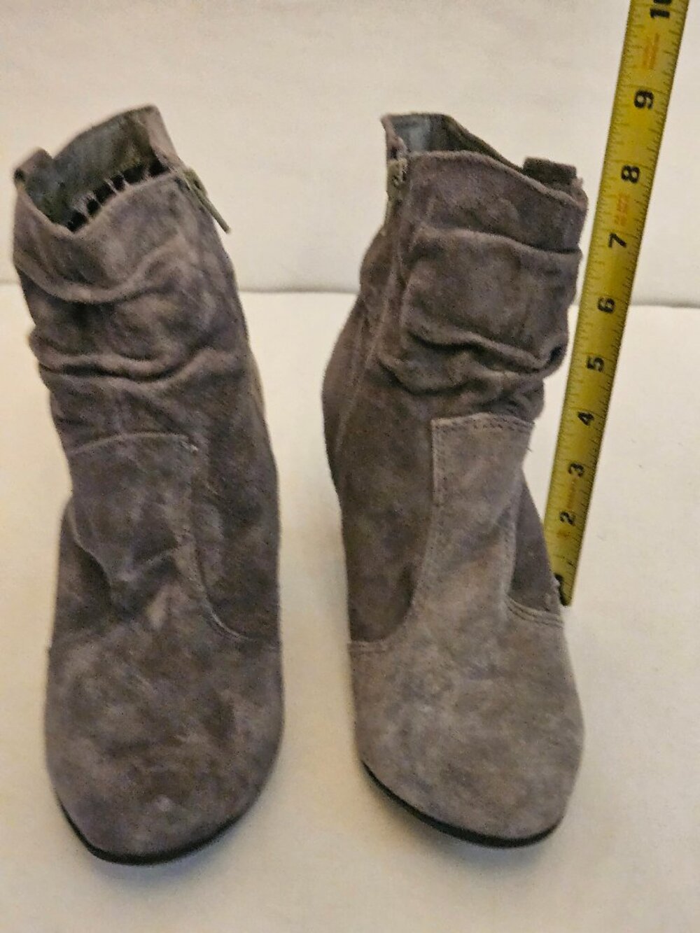 White Mountain 8 Gray Suede Boots